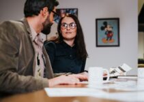 To forretningspartnere i et møte diskuterer dokumenter på et kontor.