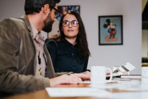 To forretningspartnere i et møte diskuterer dokumenter på et kontor.